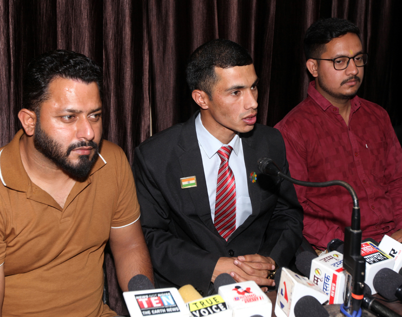 District Councillor Jasvir Singh interacting with media persons at Jammu on Tuesday. -Excelsior/Rakesh District Councillor Jasvir Singh interacting with media persons at Jammu on Tuesday. -Excelsior/Rakesh