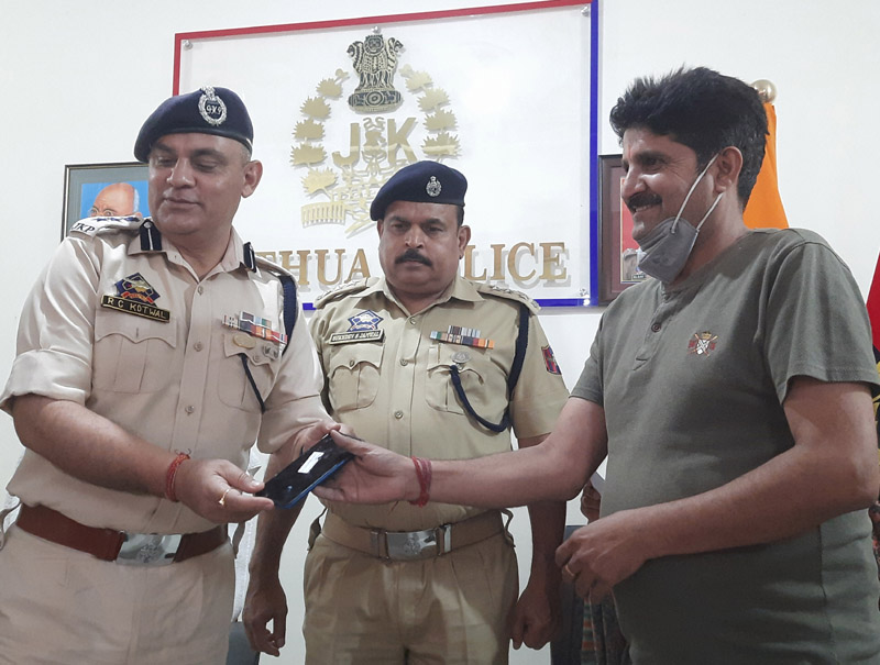 SSP Kathua handing over a missing phone to its owner at Kathua on Monday. Excelsior/Pardeep SSP Kathua handing over a missing phone to its owner at Kathua on Monday. Excelsior/Pardeep
