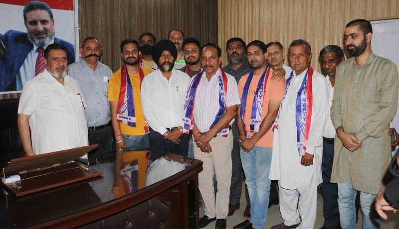 Altaf Bukhari and Manjit Singh with new entrants in Apni Party. Altaf Bukhari and Manjit Singh with new entrants in Apni Party.