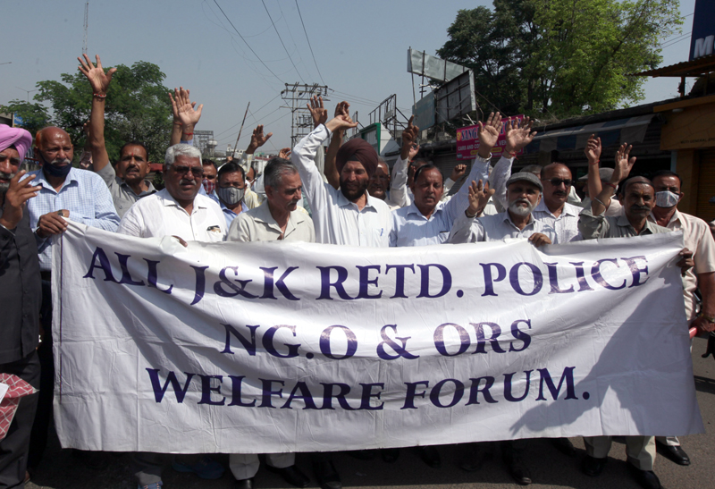 Police pensioners raising slogans during protest at Jammu on Tuesday. -Excelsior/Rakesh Police pensioners raising slogans during protest at Jammu on Tuesday. -Excelsior/Rakesh