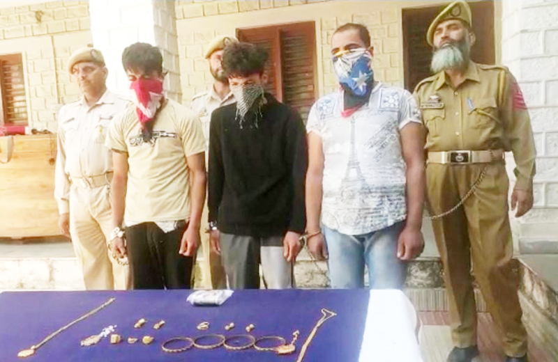 Thieves arrested by police along with stolen gold ornaments in Poonch. Thieves arrested by police along with stolen gold ornaments in Poonch.