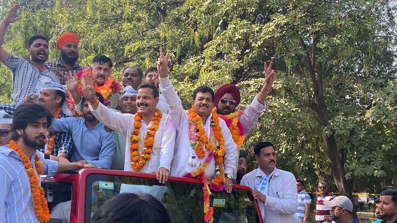 Balwant Singh Mankotia, Yash Pal Kundal, T S Tony and others being accorded warm welcome on arrival in Jammu on Sunday. Balwant Singh Mankotia, Yash Pal Kundal, T S Tony and others being accorded warm welcome on arrival in Jammu on Sunday.