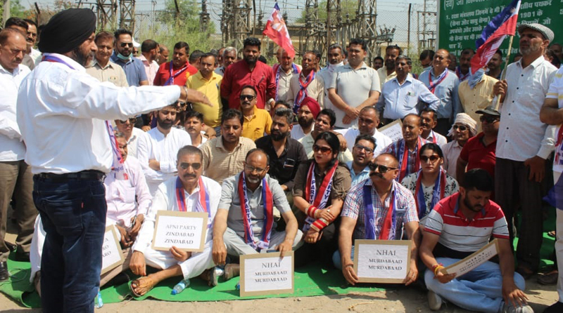 Apni Party, general secretary, Manjit Singh addressing protestors at Samba on Thursday. Apni Party, general secretary, Manjit Singh addressing protestors at Samba on Thursday.