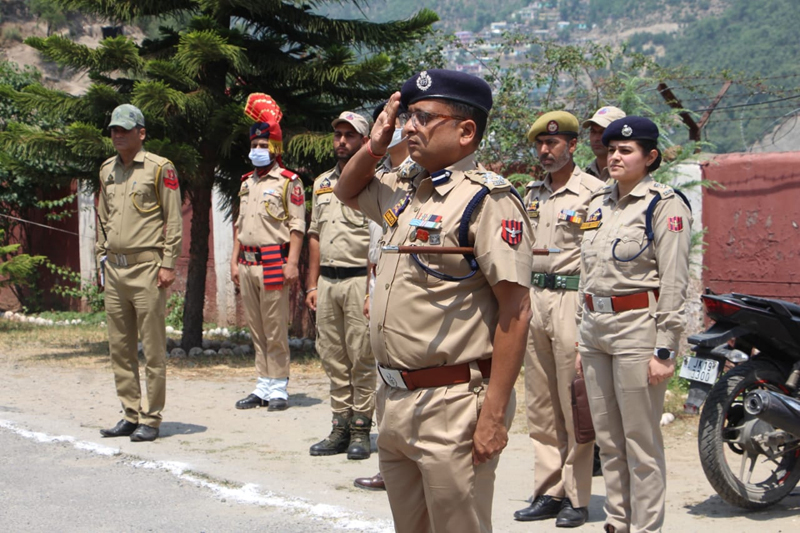 DIG DKR Range Dr Sunil Gupta during ceremonial guard of honour. — Excelsior/Pervaiz DIG DKR Range Dr Sunil Gupta during ceremonial guard of honour. — Excelsior/Pervaiz