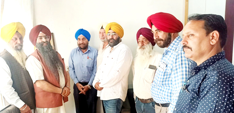 BJP leaders paying tributes to Guru Teg Bahadur Ji at Poonch on Thursday. BJP leaders paying tributes to Guru Teg Bahadur Ji at Poonch on Thursday.