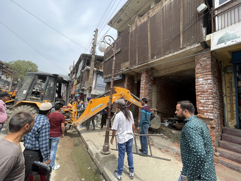 Municipal Council Baramulla demolishing portion of a structure at main chowk Baramulla on Tuesday. —Excelsior/Aabid Nabi Municipal Council Baramulla demolishing portion of a structure at main chowk Baramulla on Tuesday. —Excelsior/Aabid Nabi