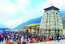Devotees waiting in queue for their turn to have a darshan of Bhagwan Kedarnath at Kedarnath temple on Wednesday. (UNI)