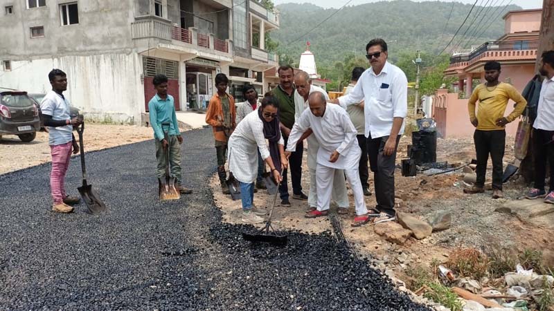 Municipal Councillor, Preeti Khajuria starts road blacktopping work in Ward no. 1 of Udhampur. Municipal Councillor, Preeti Khajuria starts road blacktopping work in Ward no. 1 of Udhampur.