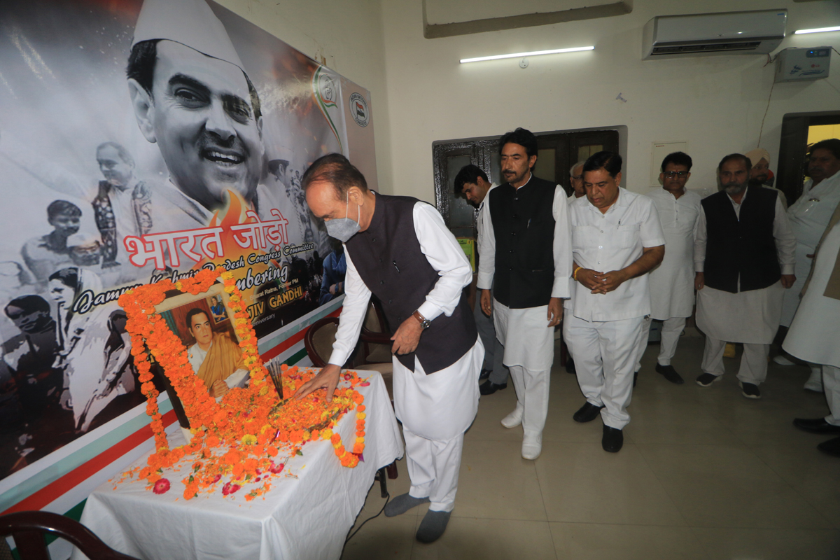 Senior Congress leaders G N Azad, G A Mir and others paying tribute to Rajiv Gandhi on his Martyrdom Day at a function in Jammu. —Excelsior/Rakesh
