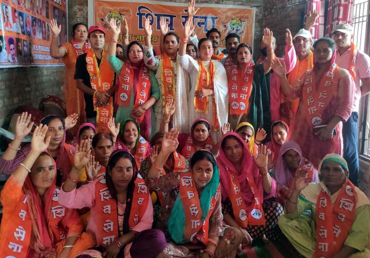 Shiv Sena Women Wing members posing for a group photograph with new entrants into the Party. Shiv Sena Women Wing members posing for a group photograph with new entrants into the Party.