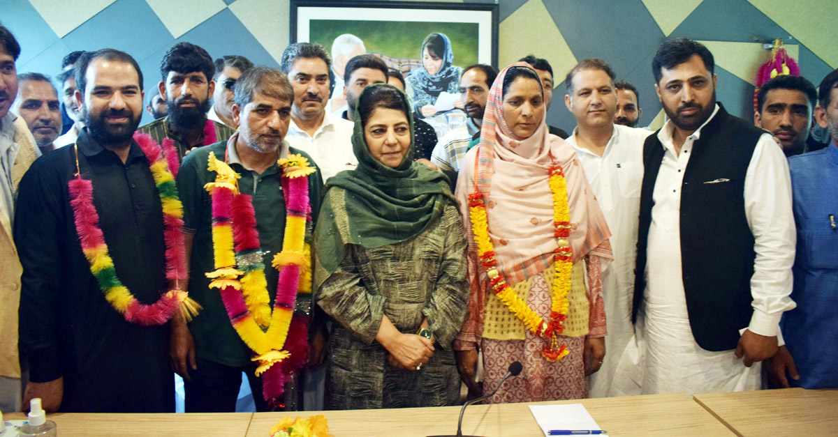 New entrants with Mehbooba posing for a photograph. —Excelsior/Shakeel New entrants with Mehbooba posing for a photograph. —Excelsior/Shakeel
