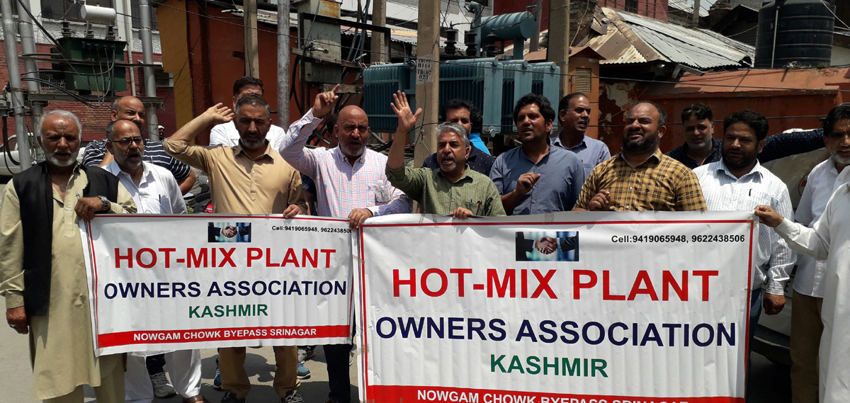 Hot Mix Plant Owners Association protesting at Press Colony in Srinagar. -Excelsior/Shakeel Hot Mix Plant Owners Association protesting at Press Colony in Srinagar. -Excelsior/Shakeel