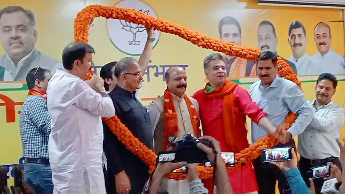 BJP president, Ravinder Raina and other senior leaders welcoming Congress leader and his supporters in party fold on Saturday. BJP president, Ravinder Raina and other senior leaders welcoming Congress leader and his supporters in party fold on Saturday.