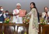 Lieutenant Governor Manoj Sinha handing over sanction letter to a student at IUST in Awantipora on Wednesday.