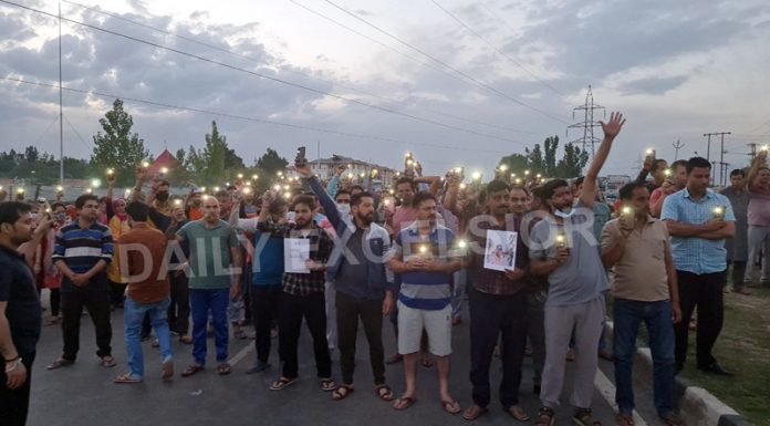 Kashmiri Pandits protest at Qazigund against the killing. —Excelsior/Sajad Dar