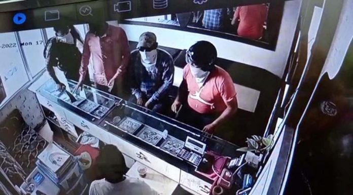 CCTV footage of robbers while looting the ornaments from a Goldsmith’s shop at village Gurha Mundian in Hiranagar on Monday. Excelsior/Pardeep Sharma 
