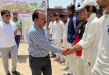 Chief guest Jang Bahadur interacting with players at Kathua on Sunday. —Excelsior/Pardeep
