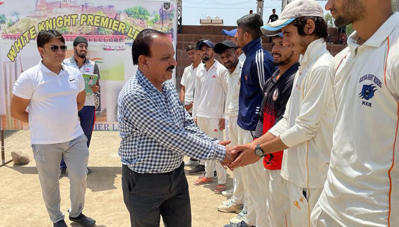 Chief guest Jang Bahadur interacting with players at Kathua on Sunday. —Excelsior/Pardeep Chief guest Jang Bahadur interacting with players at Kathua on Sunday. —Excelsior/Pardeep