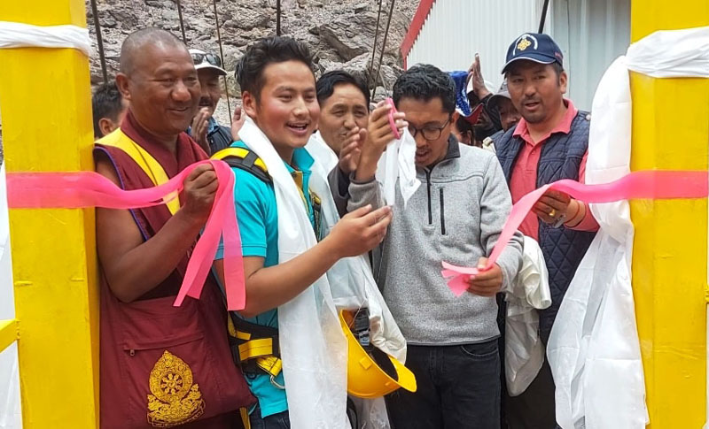 MP Ladakh Jamyang Tsering Namgyal inaugurating Bungee jumping on Zanskar River at Tsogsti on Sunday. —Excelsior/Morup Stanzin