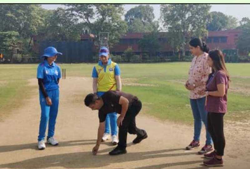 Toss of coin before commencement of a match on Sunday. Toss of coin before commencement of a match on Sunday.