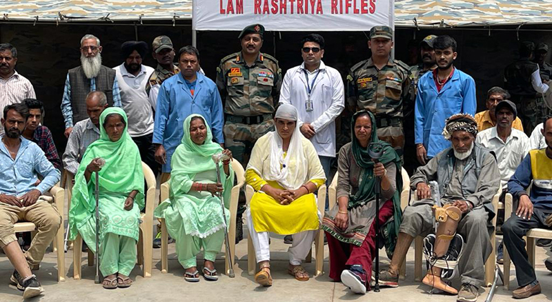 Dignitaries and beneficiaries posing for group photograph. Dignitaries and beneficiaries posing for group photograph.