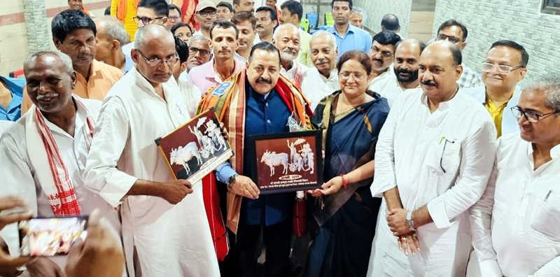 Union Minister and BJP National Executive Member, Dr Jitendra Singh being felicitated by BJP President Subodh Kumar Singh, local MLA Gayatri Devi and other office bearers on arrival for the Party meeting at district Sitamarhi, Bihar.