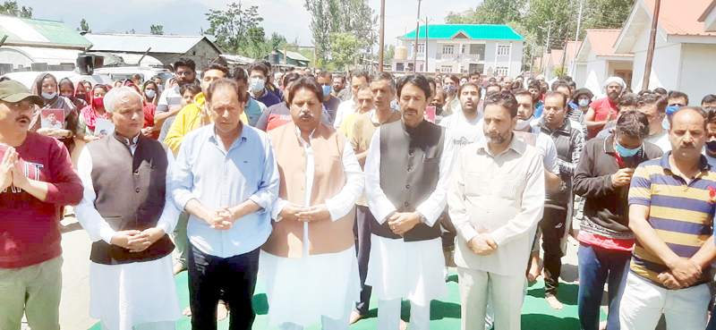 Senior Congress leaders G A Mir, Raman Bhalla and others during visit to migrant camps at Vesu, Mattan on Sunday.