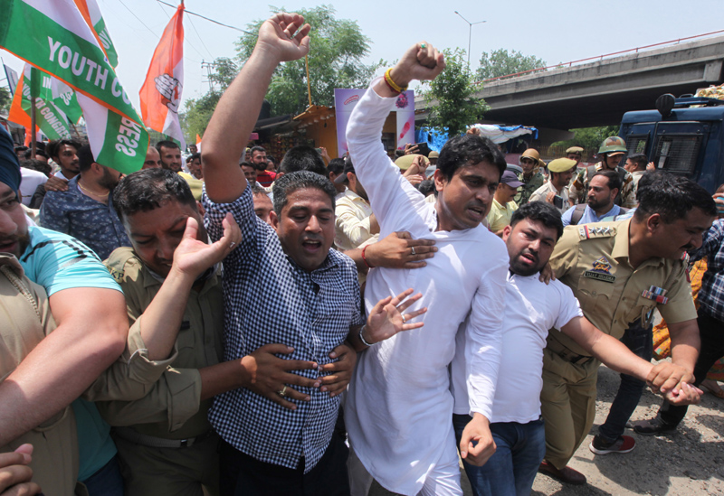 Youth Congress activists protesting against Govt move to hike power tariff in J&K. -Excelsior/Rakesh Youth Congress activists protesting against Govt move to hike power tariff in J&K. -Excelsior/Rakesh