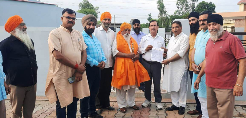 Former Minister Sat Sharma interacting with Gurudwara Prabandhak Committee members at Gole Gujral on Tuesday. Former Minister Sat Sharma interacting with Gurudwara Prabandhak Committee members at Gole Gujral on Tuesday.