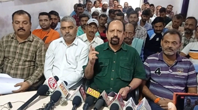 Jal Shakti Employees & Workers Association president, Som Nath addressing press conference at Udhampur on Saturday. Jal Shakti Employees & Workers Association president, Som Nath addressing press conference at Udhampur on Saturday.