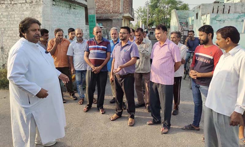 JKPCC working president, Raman Bhalla interacting with people in Jammu South on Sunday. JKPCC working president, Raman Bhalla interacting with people in Jammu South on Sunday.
