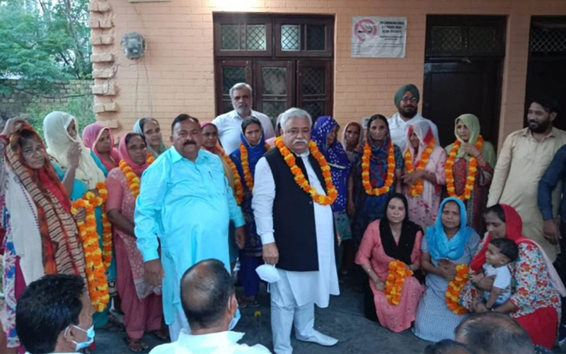 Senior NC leader Ajay Kumar Sadhotra posing with new entrants of the party at Lale-da-Bagh, Jammu.