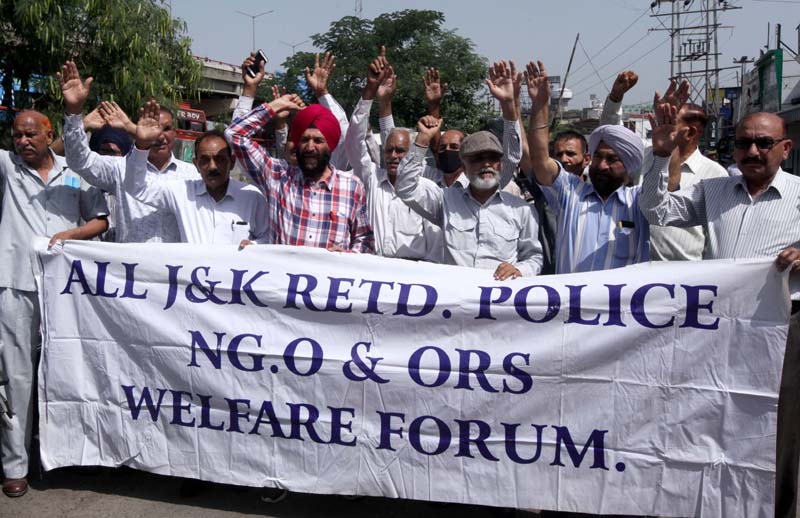 Retired personnel of J&K Police and Fire Brigade staging a protest in Jammu. -Excelsior/Rakesh Retired personnel of J&K Police and Fire Brigade staging a protest in Jammu. -Excelsior/Rakesh