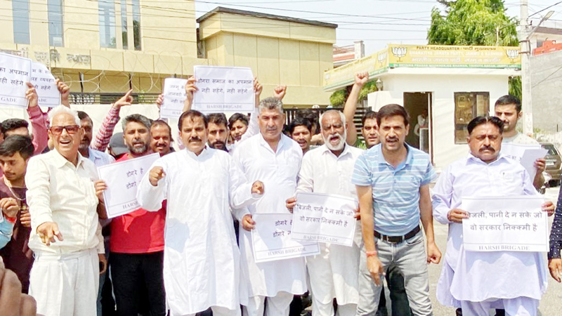 Harsh leads protest outside BJP office against power, water crisis - Jammu Kashmir Latest News | Tourism | Breaking News J&K - Top Stories