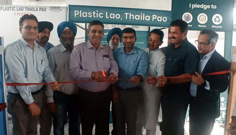 JMC Mayor, Chander Mohan Gupta inaugurating ‘Plastic Lao, Thaila/Mask Pao’ stall in Ward No. 56, Gangyal.