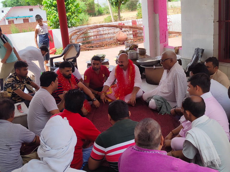 Senior BJP leader Yudhvir Sethi interacting with locals at Bajalta area of Jammu.