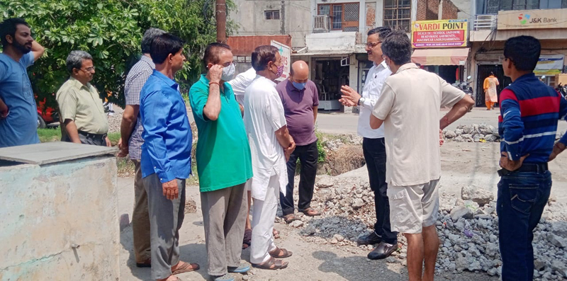 JMC Councillor Sanjay Baru interacting with residents. JMC Councillor Sanjay Baru interacting with residents.