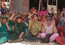 Villagers protesting at Dabwal against opening of wine shop on Wednesday —Excelsior/Pardeep