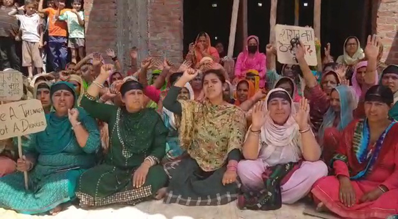 Villagers protesting at Dabwal against opening of wine shop on Wednesday —Excelsior/Pardeep Villagers protesting at Dabwal against opening of wine shop on Wednesday —Excelsior/Pardeep