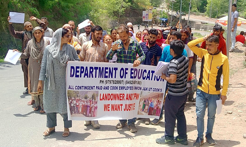 CPWs, cooks and helpers during protest at Ramban. -Excelsior/Pervaiz CPWs, cooks and helpers during protest at Ramban. -Excelsior/Pervaiz