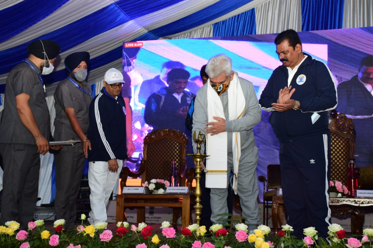 Lt Governor, Union MoS participate in International Day of Yoga celebrations at Dal Lake (2)