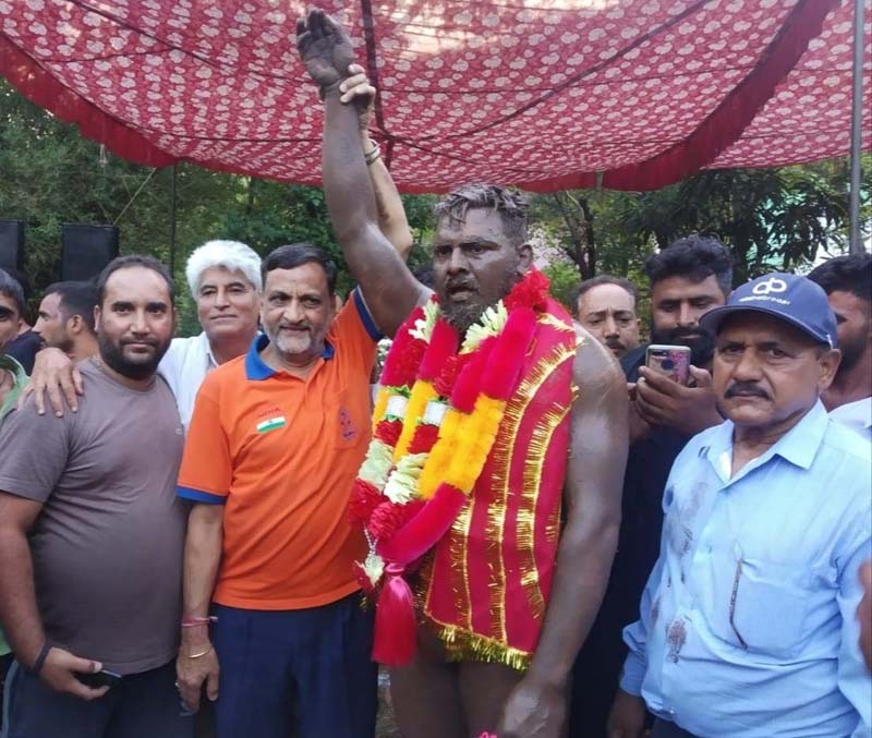 Winner posing for a group photograph with dignitaries in Udhampur on Monday. Winner posing for a group photograph with dignitaries in Udhampur on Monday.
