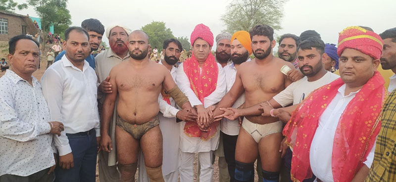 Former Minister, Rajiv Jasrotia introducing wrestlers during the Dangal at Dinga Amb in Kathua. —Excelsior/Pardeep Sharma