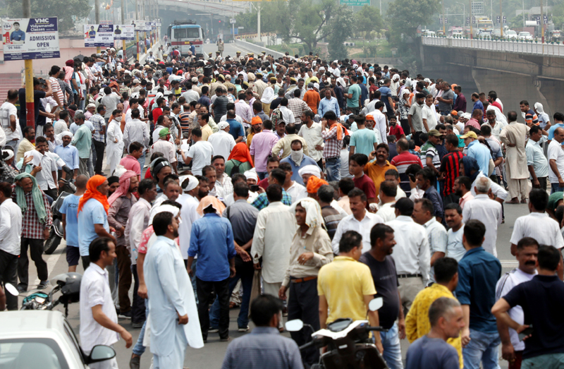 Protesting daily wagers blocking Tawi bridge on Wednesday. -Excelsior/Rakesh Protesting daily wagers blocking Tawi bridge on Wednesday. -Excelsior/Rakesh