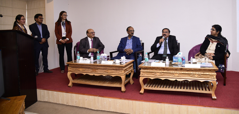 Dignitaries during interaction with customers. Dignitaries during interaction with customers.