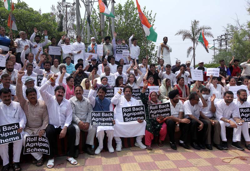 Cong leaders and activists staging protest against Agnipath Scheme in Jammu on Monday. Excelsior/ Rakesh
