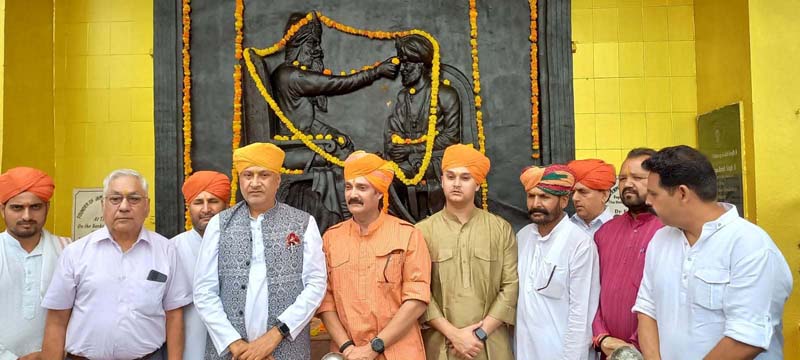 Vikramaditya Singh, Sham Lal Sharma and others at Jia Pota Ghat in Akhnoor for paying tribute to Maharaja Gulab Singh on 200th Coronation Day on Friday.