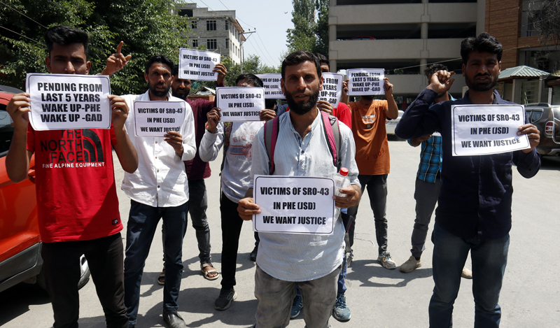 SRO 43 aspirants holding protest in Srinagar. —Excelsior/Shakeel SRO 43 aspirants holding protest in Srinagar. —Excelsior/Shakeel
