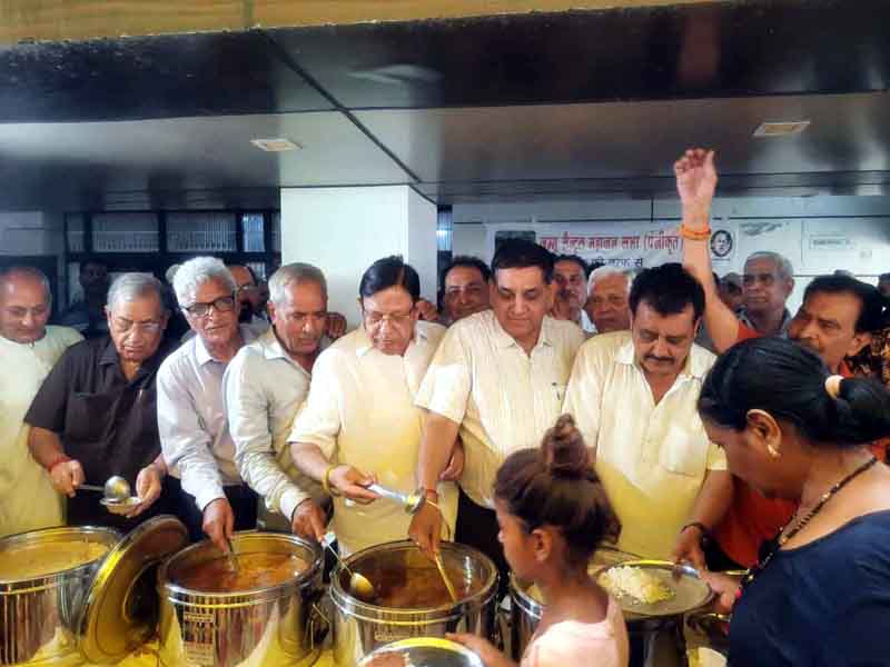 JMC Mayor Chander Mohan Gupta and others serving langer to Shri Amarnath pilgrims at Jammu.