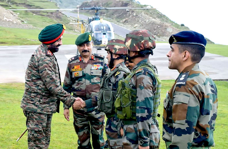 GOC White Knight Corps Lt. Gen Manjinder Singh visiting forward areas of Poonch on Wednesday.(UNI)